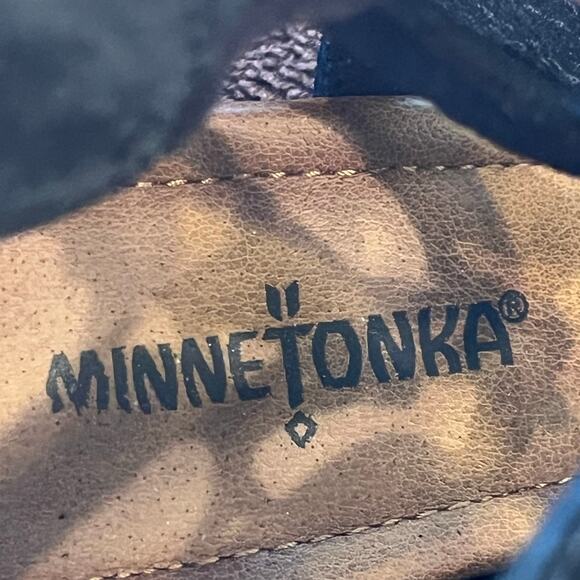 Minnetonka Sandals Black Suede Women’s Size 8 Slip On  Comfort Summer Shoes Flat - Picture 2 of 11